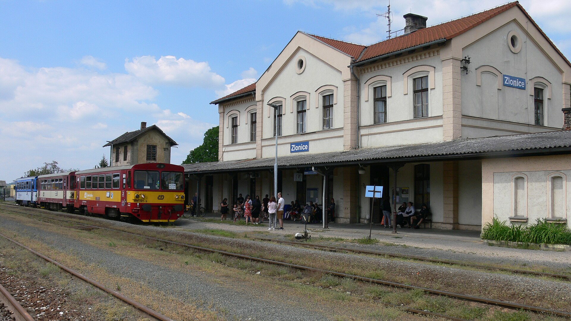 Souprava s vozem 810 ve Zlonicích